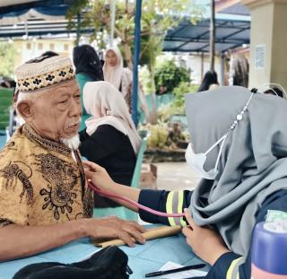 Pelindo Dumai Berikan Cek Kesehatan Gratis dan Sembako