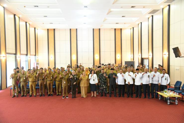 Tingkatkan Kualitas Pelayanan, Bupati Kasmarni Serahkan Penghargaan Evaluasi Kinerja Publik 2025