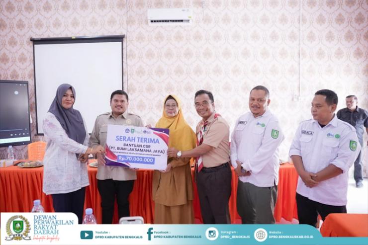Ketua DPRD Bengkalis Serahkan Bantuan CSR PT BLJ untuk Pembangunan Mushala SMA Negeri 9 Mandau