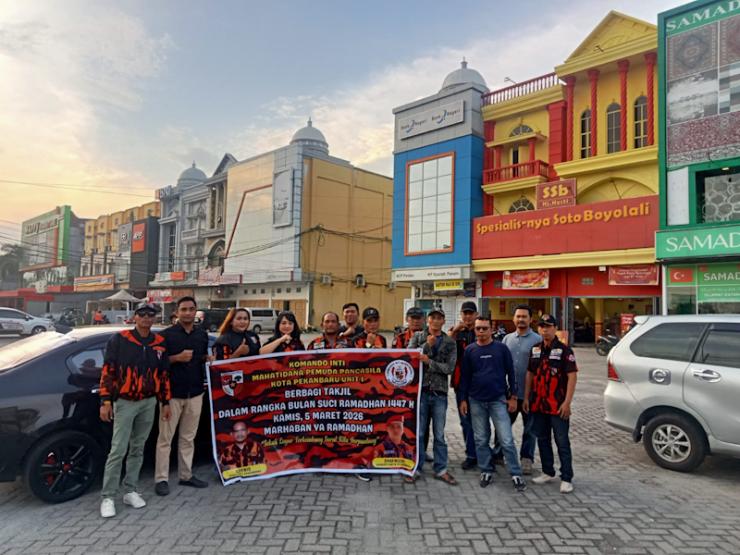 Semangat Ramadan, MPC PP KOTA PEKANBARU MELALUI Unit I Koti Pemuda Pancasila Pekanbaru Turun ke Jalan Bagikan Takjil di Panam