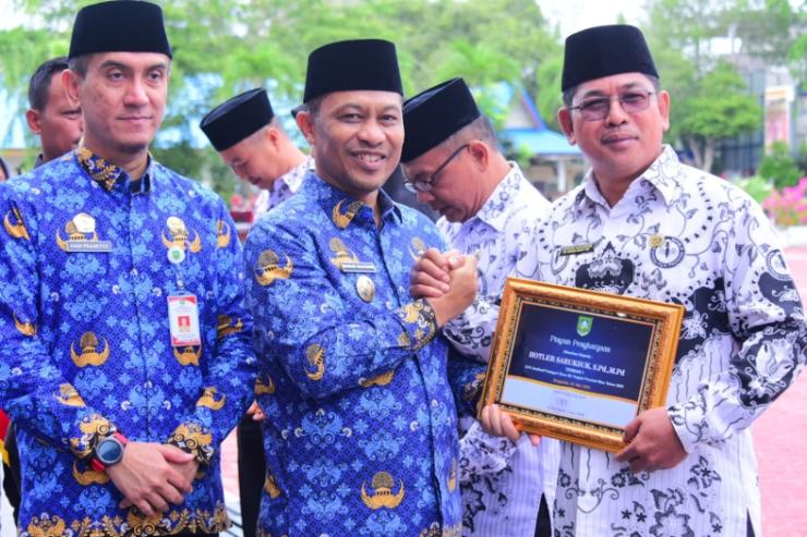 Pemkab Bengkalis Gelar Apel Hardiknas, Serahkan Penghargaan kepada Insan Pendidikan Berprestasi