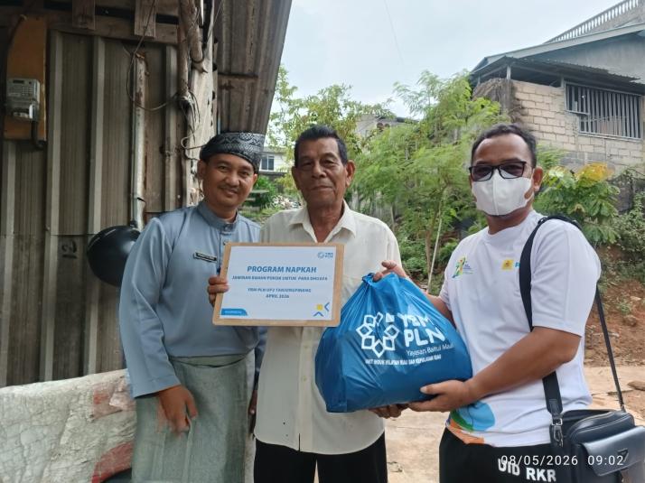 Penyaluran Program Nafkah Dhuafa Diberikan Ke 4 Lansia di Sekitar Kantor PLN UP3