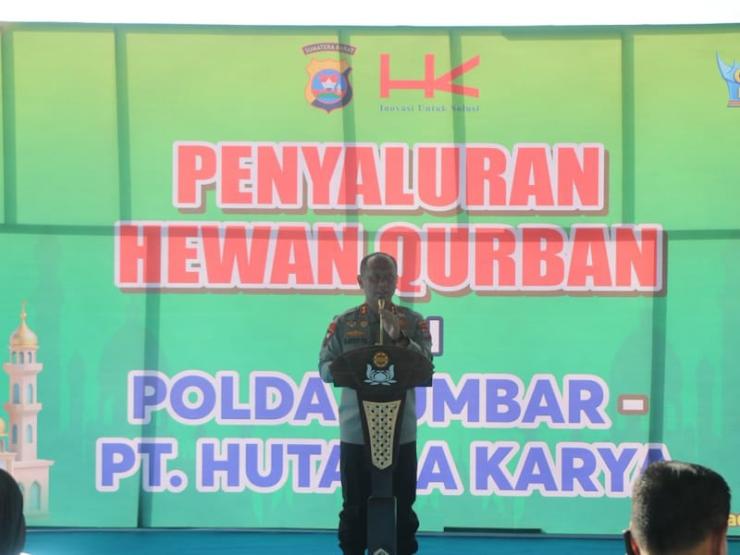 Polda Sumbar dan PT Hutama Karya Salurkan 48 Sapi dan 8 Kambing Kurban