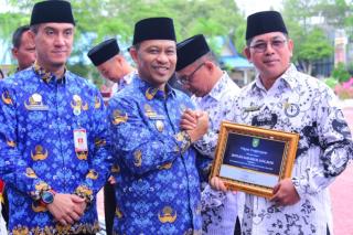 Pemkab Bengkalis Gelar Apel Hardiknas, Serahkan Penghargaan kepada Insan Pendidikan Berprestasi
