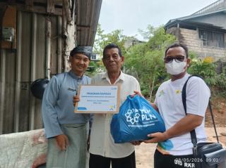 Penyaluran Program Nafkah Dhuafa Diberikan Ke 4 Lansia di Sekitar Kantor PLN UP3