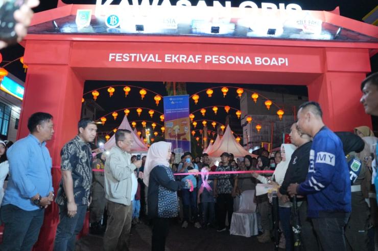 Bupati H. Bistamam Resmikan Bazar Festival Ekraf Pesona Boapi, Perkuat UMKM dan Digitalisasi Transaksi di Kawasan QRIS