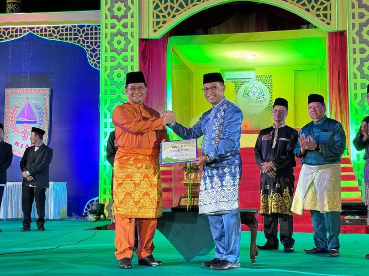 Target Bupati Bistamam Terpenuhi, Sekda Rohil Terima Trofi Juara Umum MTQ Riau 2026