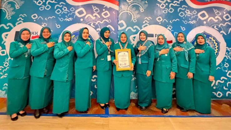 Sinergi TP PKK dan Pemkab Rohil Berbuah Prestasi Nasional, Ketua TP PKK Raih Penghargaan Menteri Kesehatan di HKG PKK Makassar