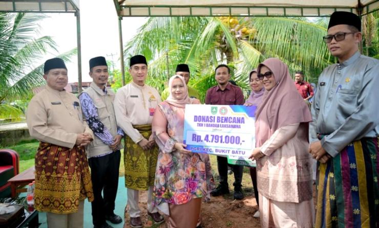 Bupati Kasmarni Salurkan Bantuan Korban Puting Beliung di Desa Api-Api